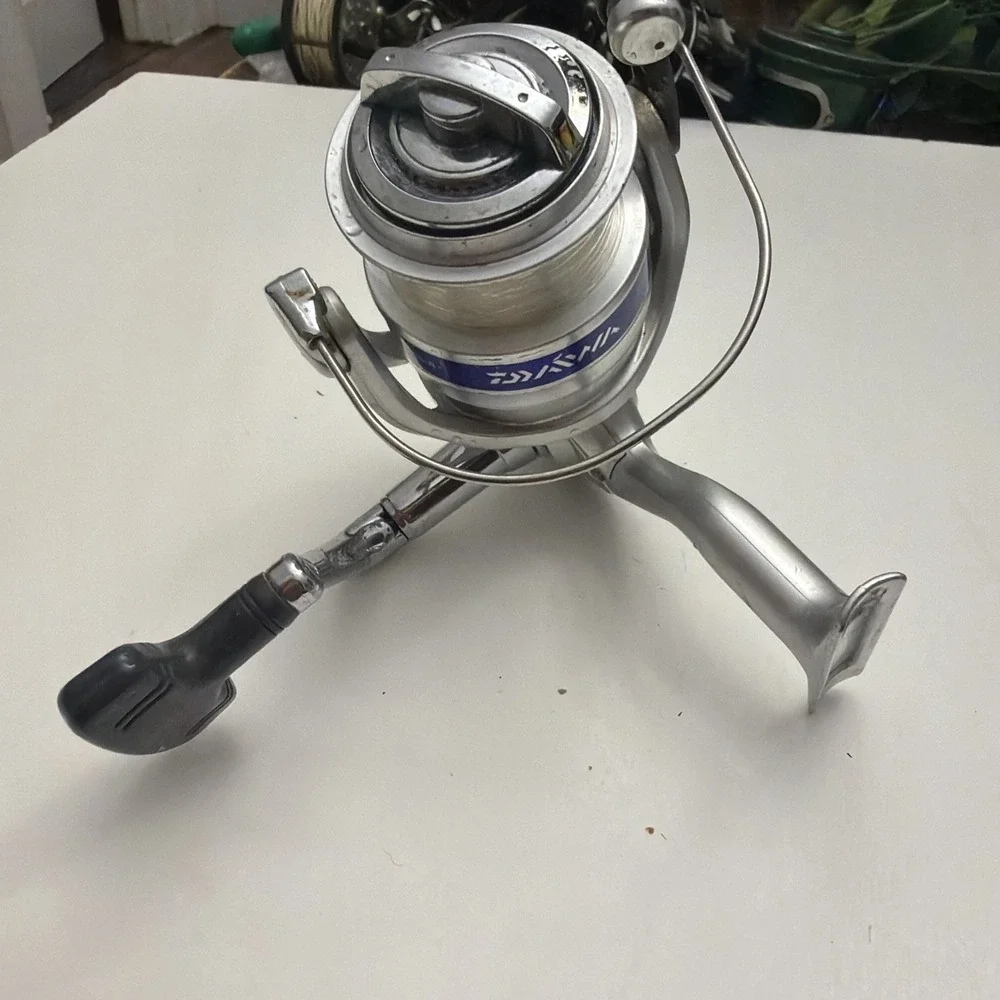 Daiwa D WAVE 4000-B Spinning Fishing Reel